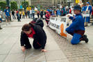 Das Bild zeigt zwei V�ter in den Kost�men von Spiederman und superman, wie sie ein Transparent w�hrend der Eltern-Demo in Hamburg halten.